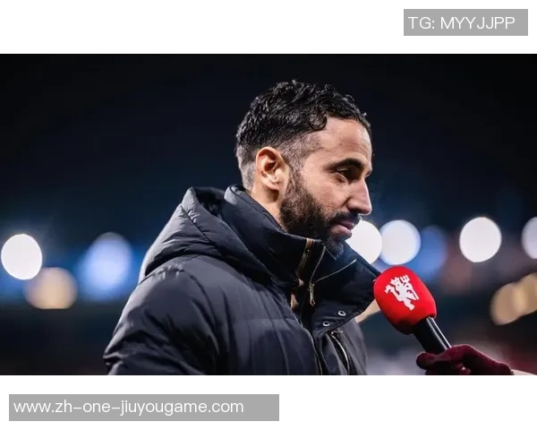 足球教练亲自示范精彩球技展现训练技巧与战术思维的完美结合